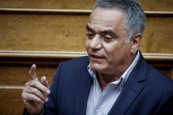 Κλείνει το μάτι στο 