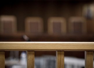 Βαριές ποινές: Εταζαν σε καταθέτες λογαρισμούς στην Ελβετία