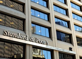 Αναβάθμισε την προοπτική της Ελλάδας ο S&P