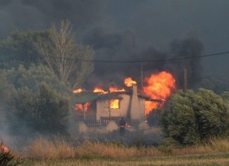 Φονικές πυρκαγιές: Ερευνα για την πρόσβαση των πολιτών στις παραλίες