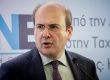 Κ. Χατζηδάκης: «Η χώρα δε βγαίνει από τα μνημόνια τον Αύγουστο»