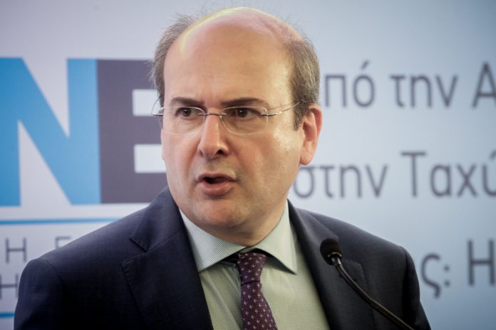 Κ. Χατζηδάκης: «Η χώρα δε βγαίνει από τα μνημόνια τον Αύγουστο»