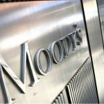 Moody’ s: Το χρέος θα παραμείνει πολύ υψηλό για δεκαετίες Moody’ s: Το χρέος θα παραμείνει πολύ υψηλό για δεκαετίες