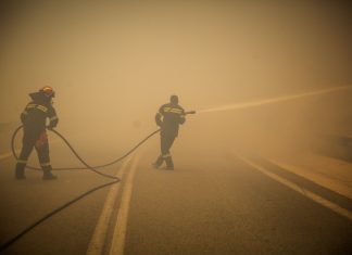 Σε πύρινο κλοιό η χώρα