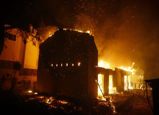 Τραυματίες μεταφέρονται με εγκαύματα στα νοσοκομεία