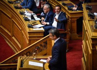 Μάχη Τσίπρα - Μητσοτάκη: "Είστε πολιτικός απατεώνας" - "Είστε ψεύτης"