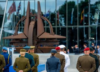 Τι χρωστά η Μέρκελ στο ΝΑΤΟ και "φωνάζει" ο Τραμπ