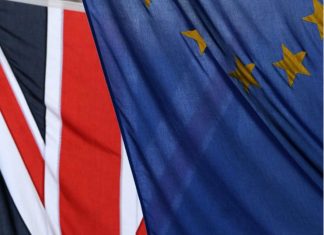 Μπαρνιέ: «Η Λευκή Βίβλος για το Brexit εγείρει σειρά θεμάτων» Μπαρνιέ: "Η Λευκή Βίβλος για το Brexit εγείρει σειρά θεμάτων"