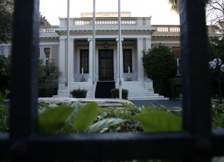 Νέο σποτ Μαξίμου: Ο Π. Σκουρλέτης διαιρεί την Β’ Αθηνών (βίντεο)