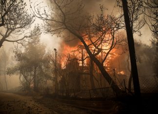 Πλησιάζει σε κατοικημένες περιοχές η πυρκαγιά στην Κινέτα
