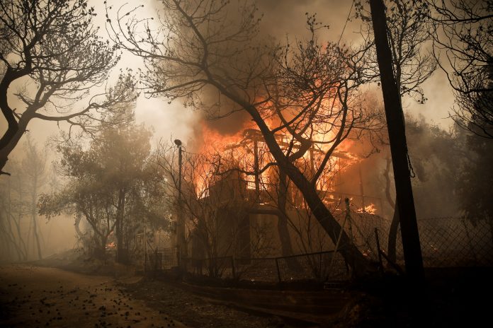 Πλησιάζει σε κατοικημένες περιοχές η πυρκαγιά στην Κινέτα