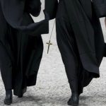Παρίσταναν τις καλόγριες για να… Παρίσταναν τις καλόγριες για να...