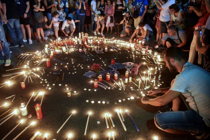 Συγκέντρωση στο Σύνταγμα στη μνήμη των νεκρών της πυρκαγιάς