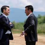 Ο Τσίπρας «πνίγεται» (στο σκοπιανό) και ο Ζάεφ κολυμπάει στην Χαλκιδική