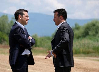 Ο Τσίπρας «πνίγεται» (στο σκοπιανό) και ο Ζάεφ κολυμπάει στην Χαλκιδική