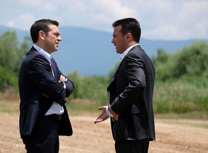 Ο Τσίπρας «πνίγεται» (στο σκοπιανό) και ο Ζάεφ κολυμπάει στην Χαλκιδική