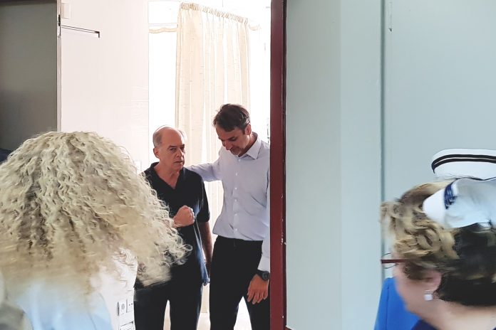 Τους τραυματίες στον Ευαγγελισμό επισκέφθηκε ο Κ. Μητσοτάκης