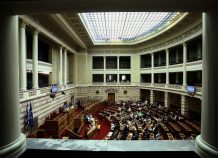 Αναδρομικά 24.000 ευρώ στους βουλευτές – Για αποκατάσταση συντάξεων ούτε λέξη!