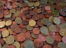 Υποχωρεί το ευρώ έναντι του δολαρίου Υποχωρεί το ευρώ έναντι του δολαρίου