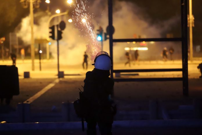 Άγριο ξύλο και αιματηρές συμπλοκές στη Ρουμανία – Πάνω από 400 τραυματίες (Video)