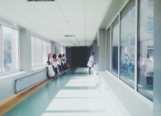 Απίστευτο: Γυναίκα τραυματίστηκε από "αδέσποτη" σφαίρα σε νοσοκομείο (εικόνα)