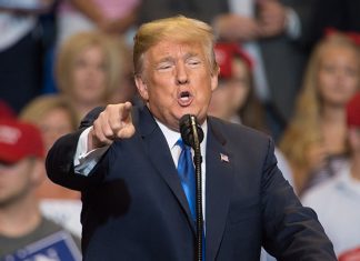 Σε ισχύ οι νέοι αμερικανικοί τελωνειακοί δασμοί 25% σε κινεζικά προϊόντα