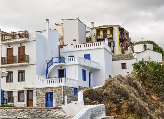 Le Monde: «Οι ξένοι επιθυμούν να αποκτήσουν σπίτι σε ελληνικό νησί»