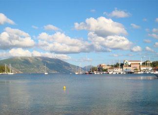 Le Monde: Oι οικονομικοί δείκτες στην Ελλάδα τείνουν να βελτιώνονται