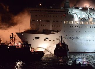 Σε εξέλιξη οι προσπάθειες κατάσβεσης της φωτιάς στο «Ελευθέριος Βενιζέλος»