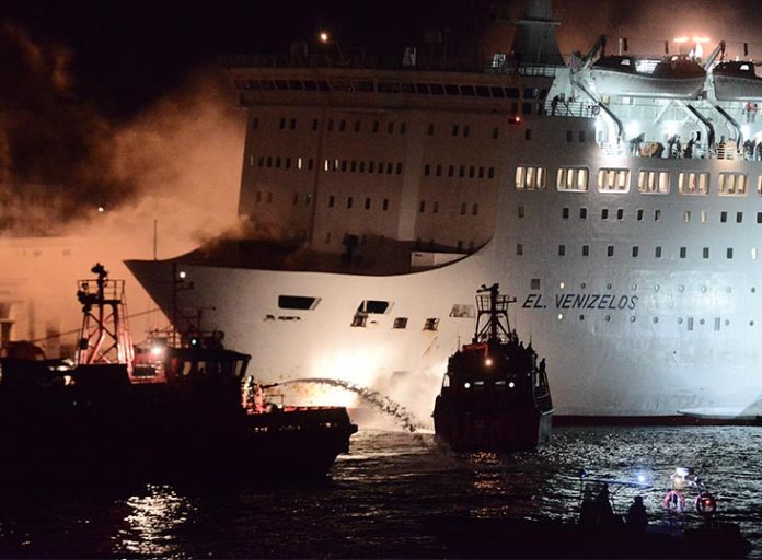 Σε εξέλιξη οι προσπάθειες κατάσβεσης της φωτιάς στο «Ελευθέριος Βενιζέλος»