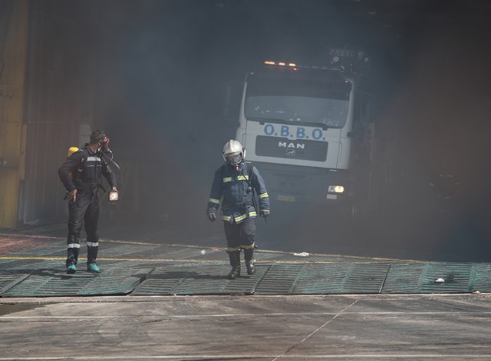Συνεχίζεται η κατάσβεση στο γκαράζ του πλοίου «Ελευθέριος Βενιζέλος»