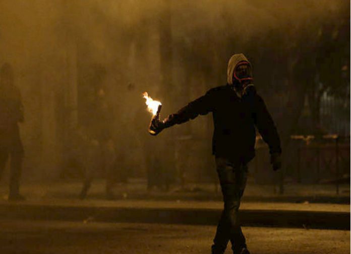 Επίθεση με μολότοφ σε διμοιρία των ΜΑΤ στην Πατησίων