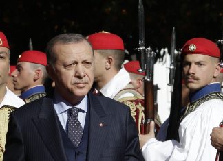 Ερντογάν προς ΗΠΑ: "Η Τουρκία γονατίζει μόνο στο Θεό..."