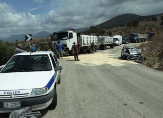 Φονικό τροχαίο: Νταλίκα ανετράπη στην κόμβο της Ασσήρου