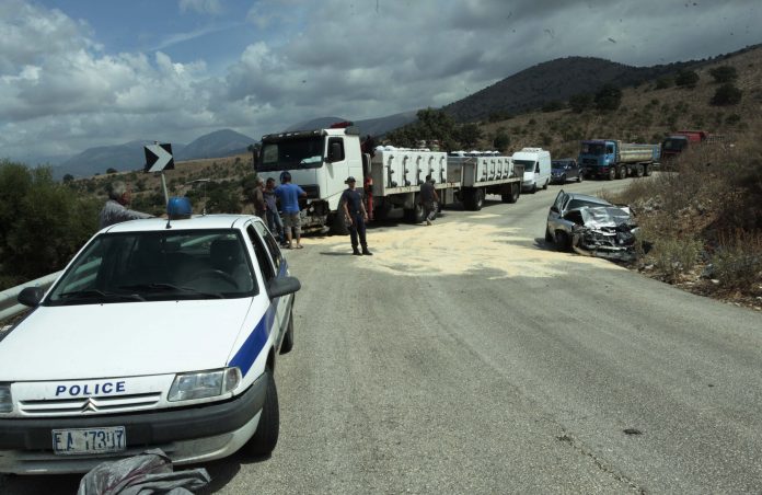 Φονικό τροχαίο: Νταλίκα ανετράπη στην κόμβο της Ασσήρου