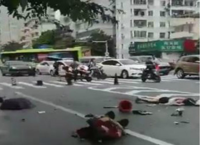 Φορτηγό καταπλάκωσε πεζούς έξω από νοσοκομείο στην Κίνα