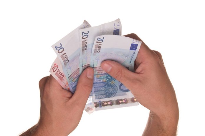 ΕΣΕΕ: Τι ισχύει για τον κατώτατο μισθό - Το ύψος αποδοχών