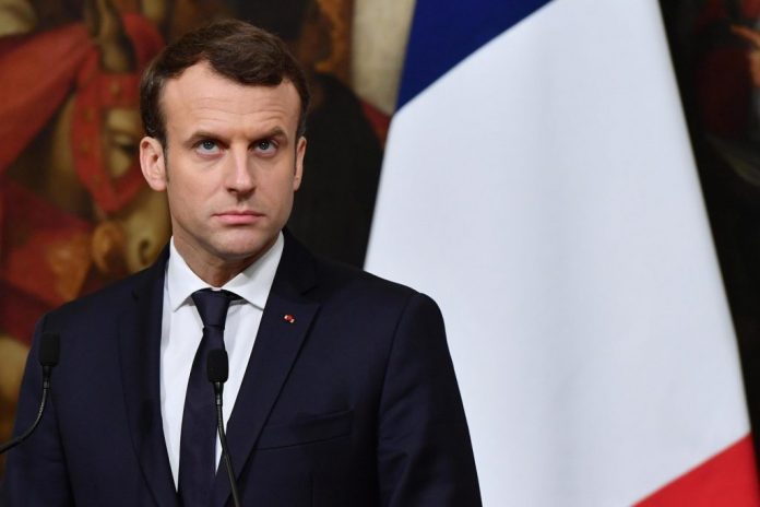 Μακρόν: Σεβασμός στο κουράγιο και την αξιοπρέπεια του ελληνικού λαού