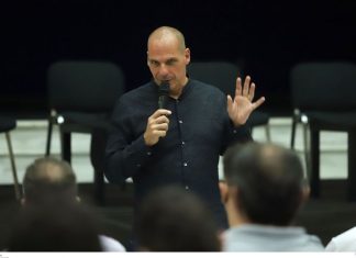 Βαρουφάκης: "Κιτς αρχαιολαγνική αφήγηση" το διάγγελμα Τσίπρα