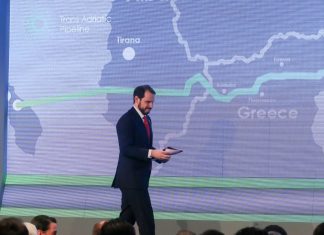 Απειλεί ο γαμπρός Ερντογάν: Παίζει το χαρτί της προσφυγικής κρίσης