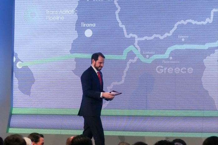 Απειλεί ο γαμπρός Ερντογάν: Παίζει το χαρτί της προσφυγικής κρίσης