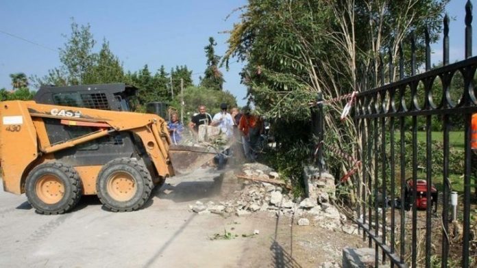 Άρχισαν οι κατεδαφίσεις αυθαιρέτων στην Αττική