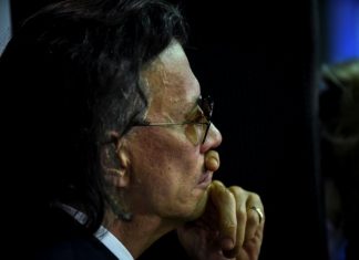 Χαμός στο δημοτικό συμβούλιο για Ψινάκη: "Να παραιτηθεί η... τηλεπερσόνα"