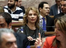 Ο πρωθυπουργός δεν έκανε δεκτή την παραίτηση Παπακώστα.