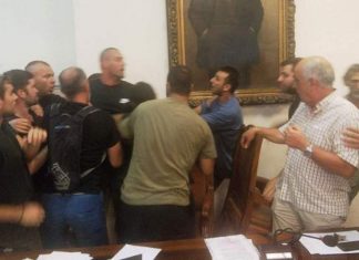 ΜΑΤ και ξύλο στον Βόλο με "φουσκωτούς" και "μπράβους" (Βιντεο)