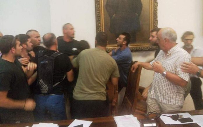 ΜΑΤ και ξύλο στον Βόλο με 