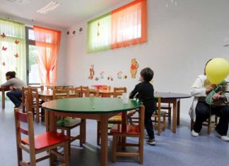 Με επίσημη παραδοχή: Εκτός παιδικών σταθμών 35.000 παιδιά (Βίντεο)