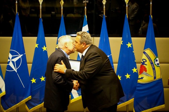 Με... καλάσνικοφ αποχαιρέτησε ο Καμμένος τον Κουβέλη (Φωτο)