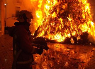 Μεγάλη φωτιά στην Αμαλιάδα - Πλησιάζει σπίτια - Εκκενώνεται χωριό