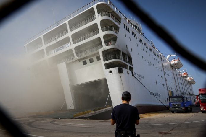 Πήρε κλίση το πλοίο: Εξακολουθεί να φλέγεται στο λιμάνι (Φωτο)